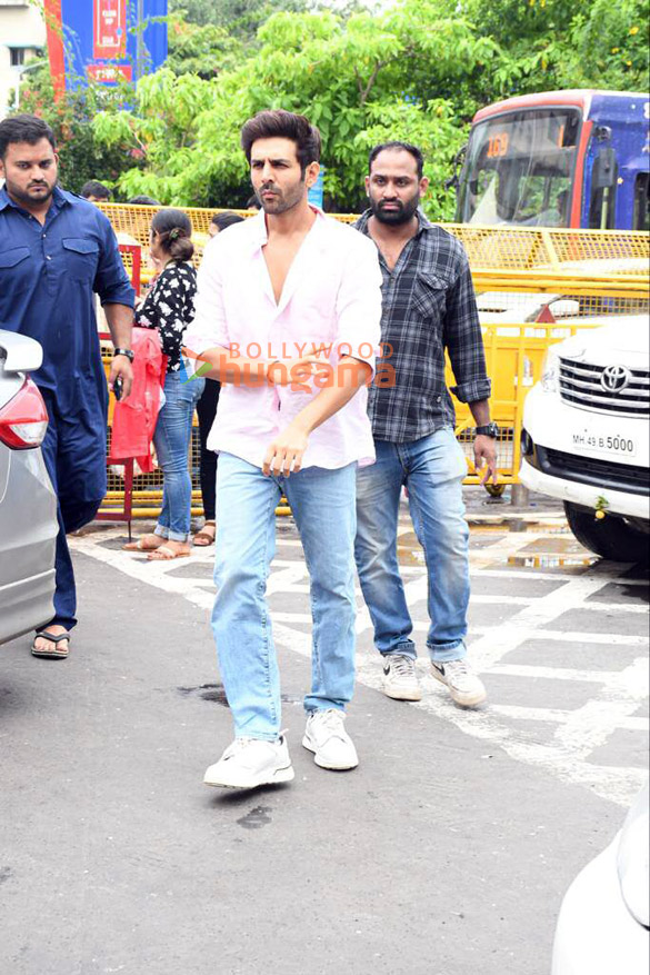 Photos: Kartik Aaryan seeks blessings at Siddhivinayak Temple before the release of Satyaprem Ki Katha Photos: Kartik Aaryan seeks blessings at Siddhivinayak Temple before the release of Satyaprem Ki Katha