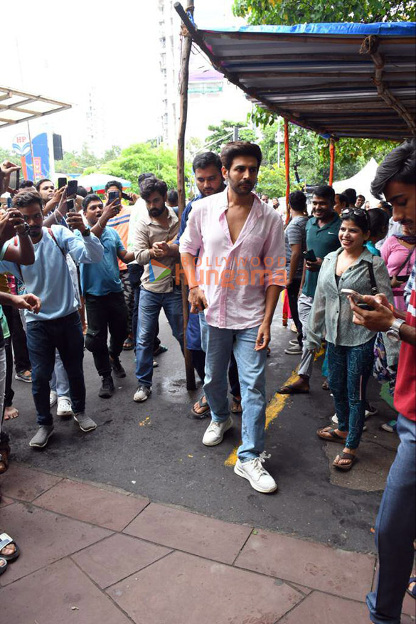 photos kartik aryan seeks blessings at siddhivinayak temple before the release of satyaprem ki katha 5