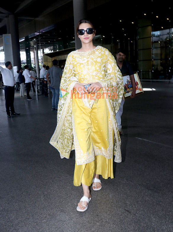 Photos: Kriti Sanon, Sunny Singh Nijjar and Ektaa R Kapoor snapped at the airport Photos: Kriti Sanon, Sunny Singh Nijjar and Ektaa R Kapoor snapped at the airport