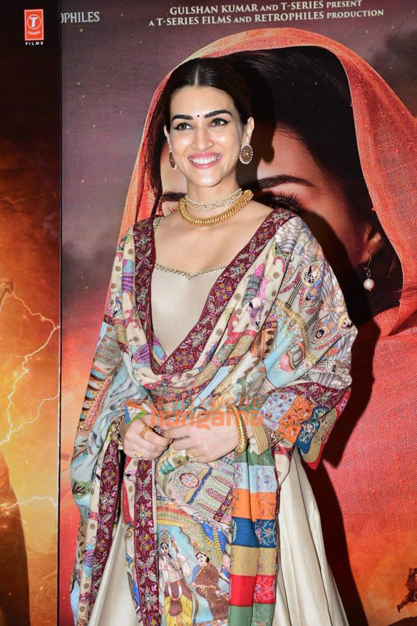 photos kriti sanon snapped promoting her film adipurush 5