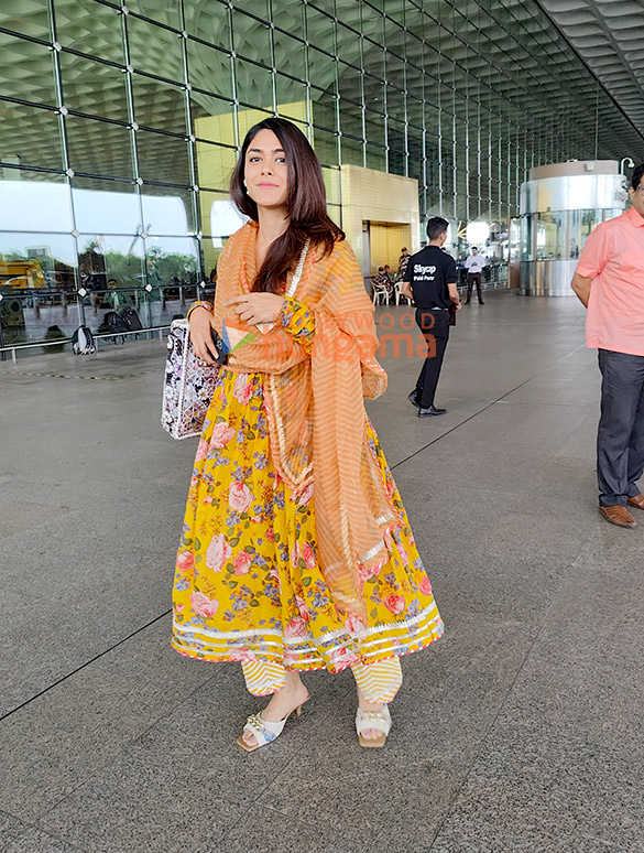 photos pooja hegde mrunal thakur sunny leone and others snapped at the airport 2