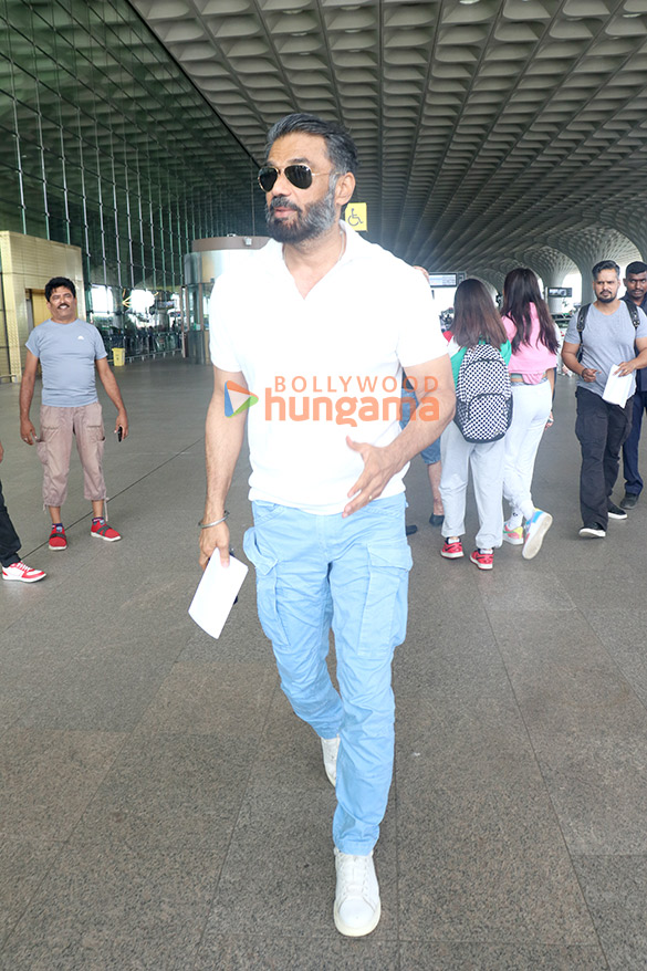 photos ruhi singh and suniel shetty snapped at the airport 2