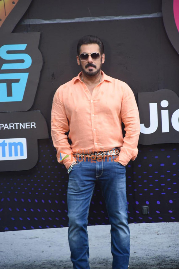 Photos: Salman Khan snapped promoting Bigg Boss OTT Photos: Salman Khan snapped promoting Bigg Boss OTT