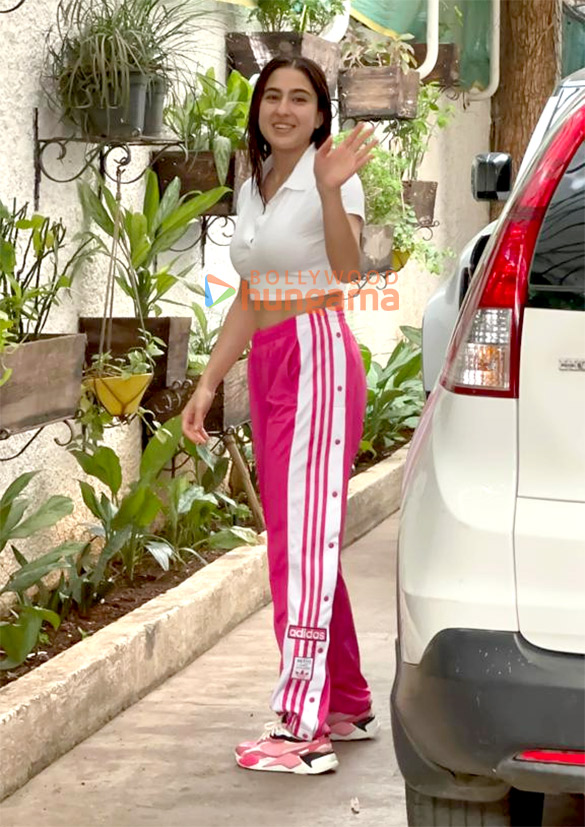 Photos: Sara Ali Khan snapped at Sunny Super Sound in Juhu Photos: Sara Ali Khan snapped at Sunny Super Sound in Juhu