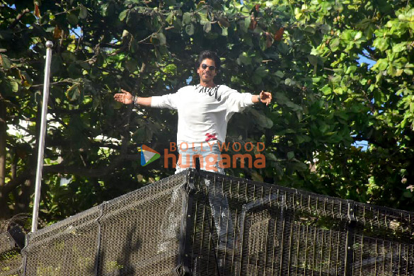photos shah rukh khan greets fans outside mannat in mumbai 3