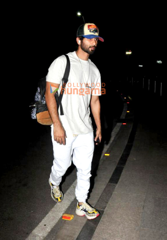 photos shahid kapoor disha patani shibani dandekar and farhan akhtar snapped at the airport 1