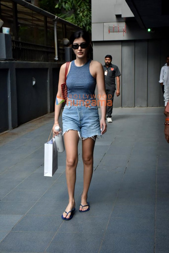 photos shanaya kapoor snapped in khar 4 2