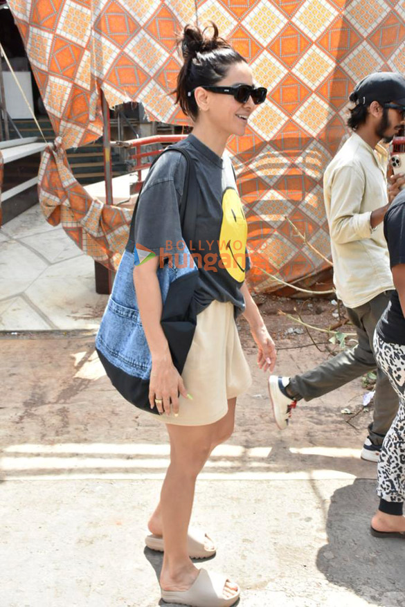 photos shibani dandekar snapped in santacruz 2