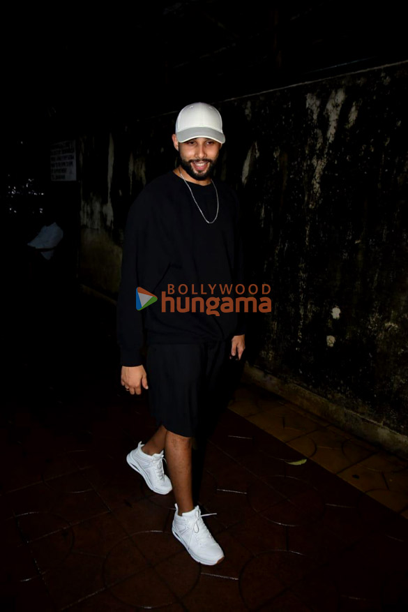 photos siddhant chaturvedi snapped in khar 1