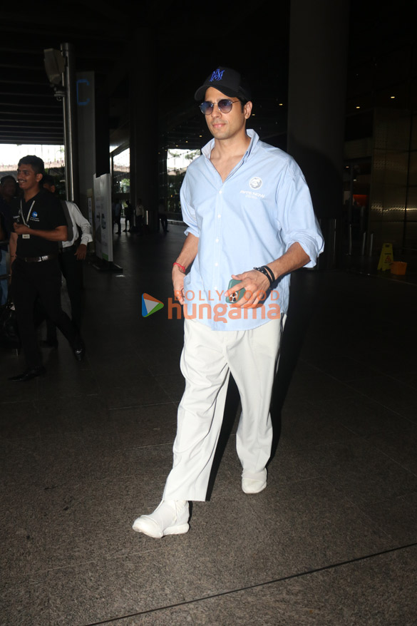 photos sidharth malhotra snapped at the airport 1 3
