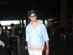 Photos: Sidharth Malhotra snapped at the airport