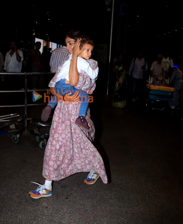 photos suhana khan agastya nanda khushi kapoor and others snapped at the airport 3 2