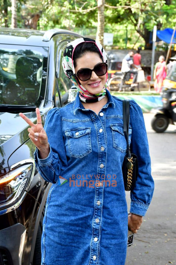 Photos: Sunny Leone snapped in Juhu Photos: Sunny Leone snapped in Juhu
