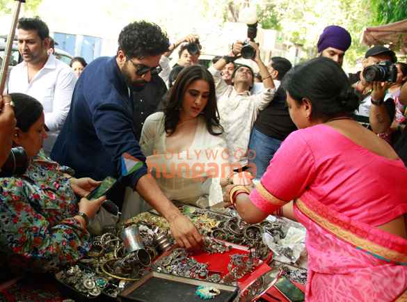 photos vicky kaushal and sara ali khan snapped shopping at janpath market as a part of zara hatke zara bachke promotions 3