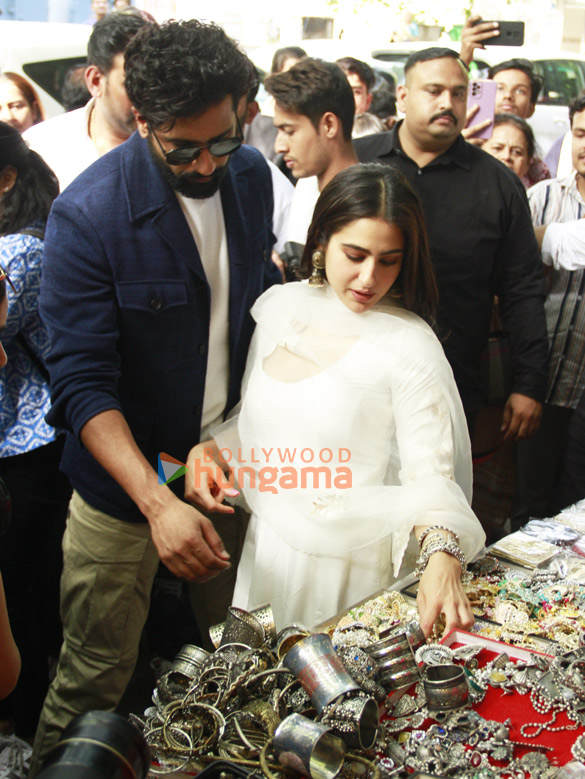 photos vicky kaushal and sara ali khan snapped shopping at janpath market as a part of zara hatke zara bachke promotions 6