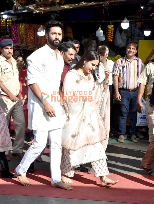 photos vicky kaushal and sara ali khan visit siddhivinayak temple mumbai 3