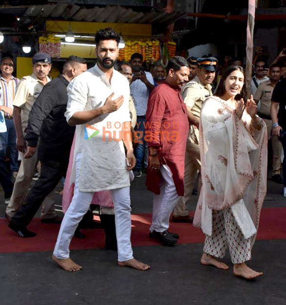 photos vicky kaushal and sara ali khan visit siddhivinayak temple mumbai 4
