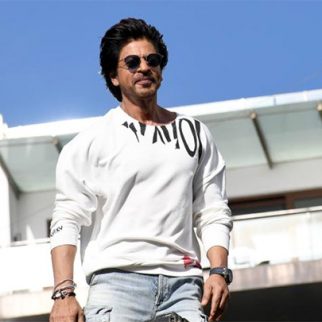 Shah Rukh Khan dancing on Jhoome Jo Pathaan for his fans outside Mannat