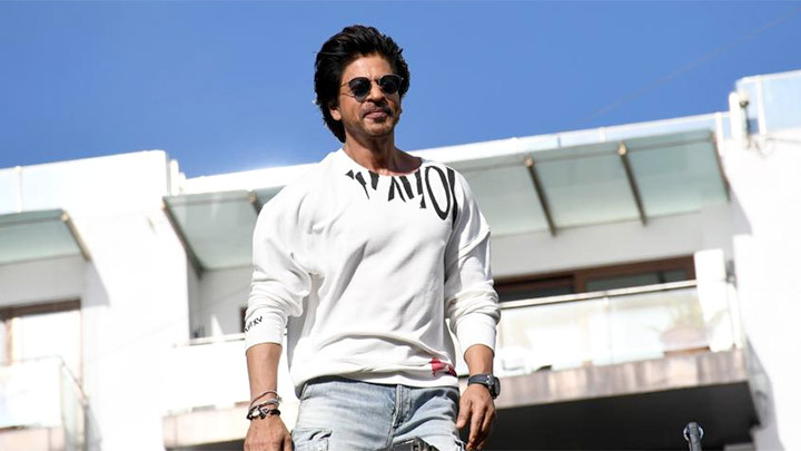 Shah Rukh Khan dancing on Jhoome Jo Pathaan for his fans outside Mannat
