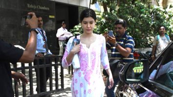 Shanaya Kapoor gets clicked by paps outside gym