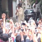 Amitabh Bachchan meets adoring fans outside Jalsa, expresses gratitude; says, “Every Sunday since 1982”