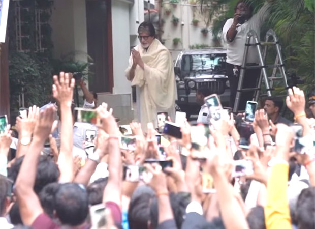 Amitabh Bachchan meets adoring fans outside Jalsa, expresses gratitude; says, “Every Sunday since 1982”