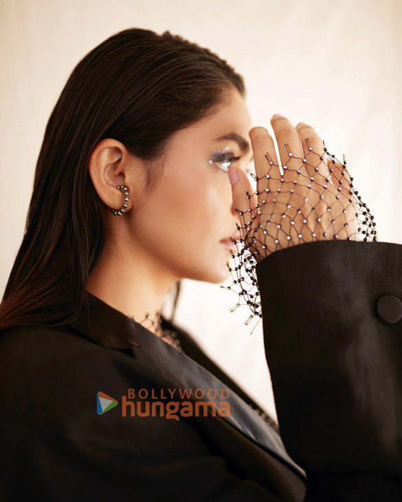 mrunal thakur 4 64