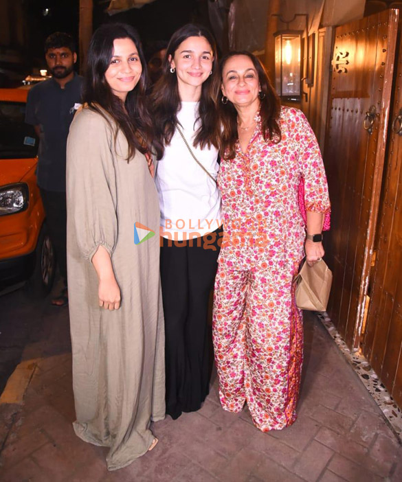 Photos: Alia Bhatt, Soni Razdan and Shaheen Bhatt snapped in Bandra Photos: Alia Bhatt, Soni Razdan and Shaheen Bhatt snapped in Bandra