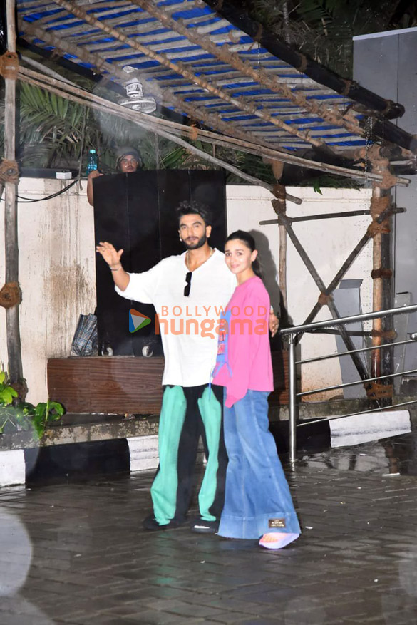 photos alia bhatt and ranveer singh snapped at the kalina airport leaving for kanpur and bareilly to promote the film rocky aur rani kii prem kahaani3 1