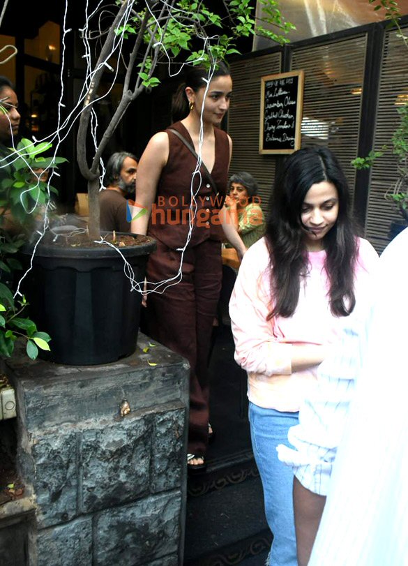 photos alia bhatt and shaheen bhatt snapped in bandra 1