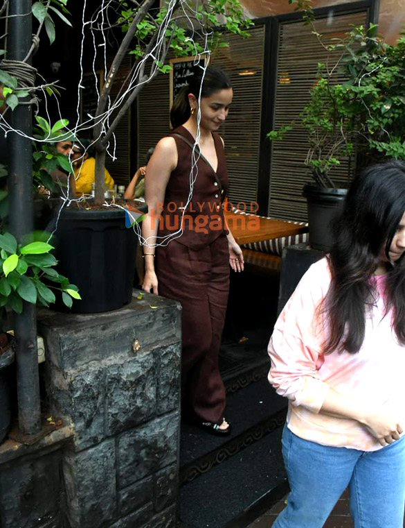 photos alia bhatt and shaheen bhatt snapped in bandra 2