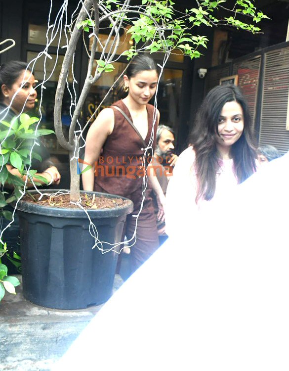photos alia bhatt and shaheen bhatt snapped in bandra 4