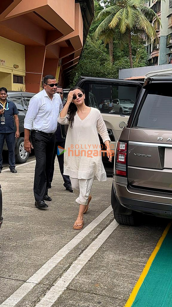 photos alia bhatt snapped in andheri 1