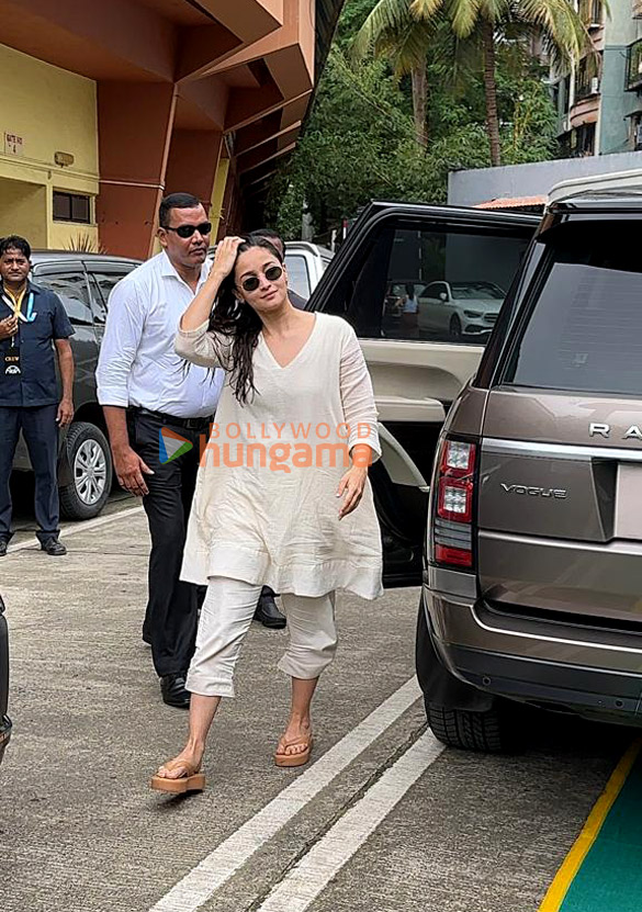 photos alia bhatt snapped in andheri 2