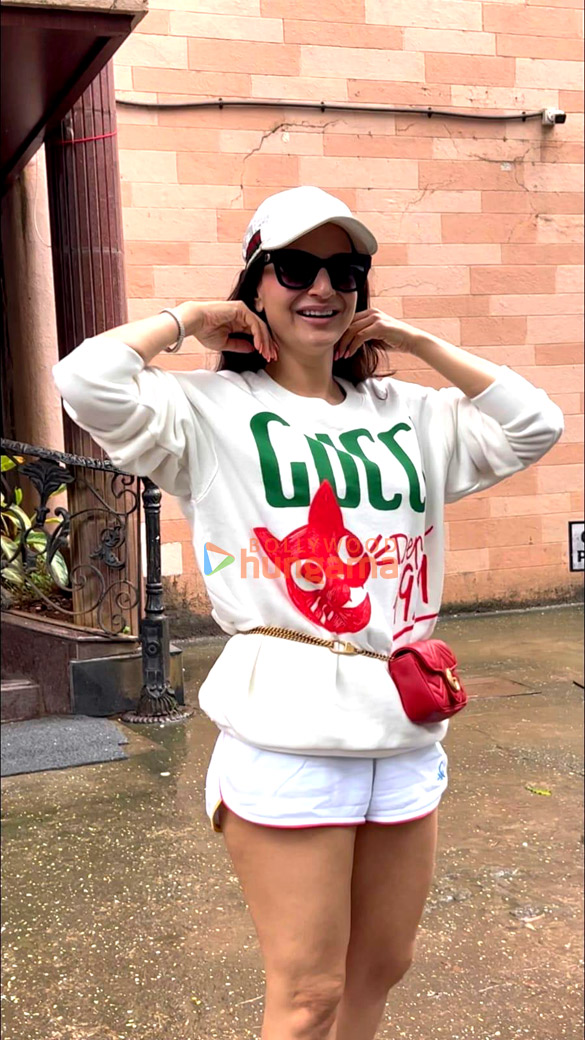 Photos: Ameesha Patel snapped at a dubbing studio in Andheri Photos: Ameesha Patel snapped at a dubbing studio in Andheri