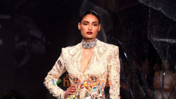 Photos: Athiya Shetty walks the ramp for Anamika Khanna at India Couture Week 2023