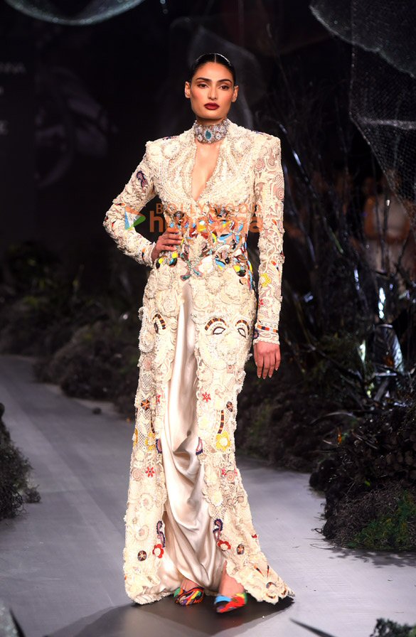 Photos: Athiya Shetty walks the ramp for Anamika Khanna at India Couture Week 2023 Photos: Athiya Shetty walks the ramp for Anamika Khanna at India Couture Week 2023
