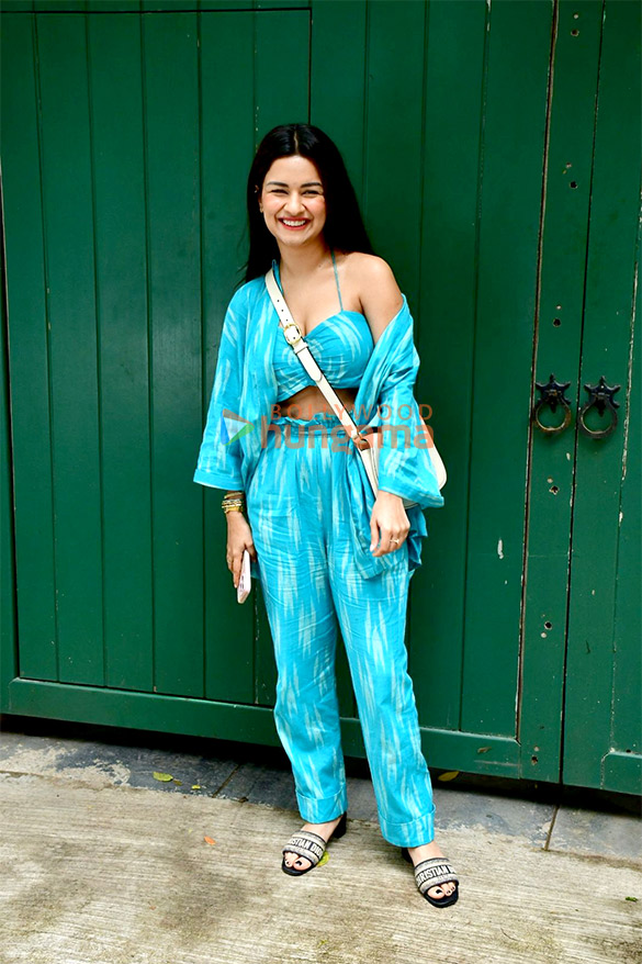 photos avneet kaur snapped at kangana ranauts office in bandra 2