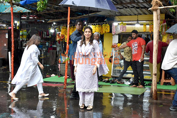 photos bhumi pednekar and samiksha pednekar visit siddhivinayak temple 6