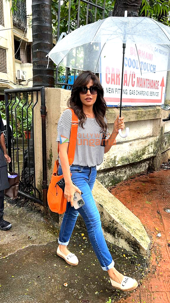 photos chitrangda singh and shamita shetty snapped at kromakay salon in juhu 3 2