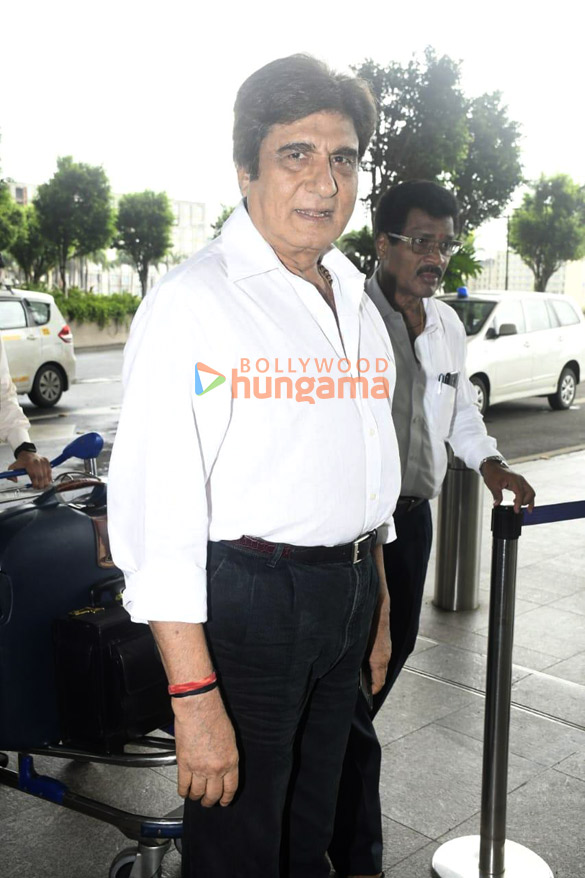 photos hema malini and raj babbar snapped at the airport 4