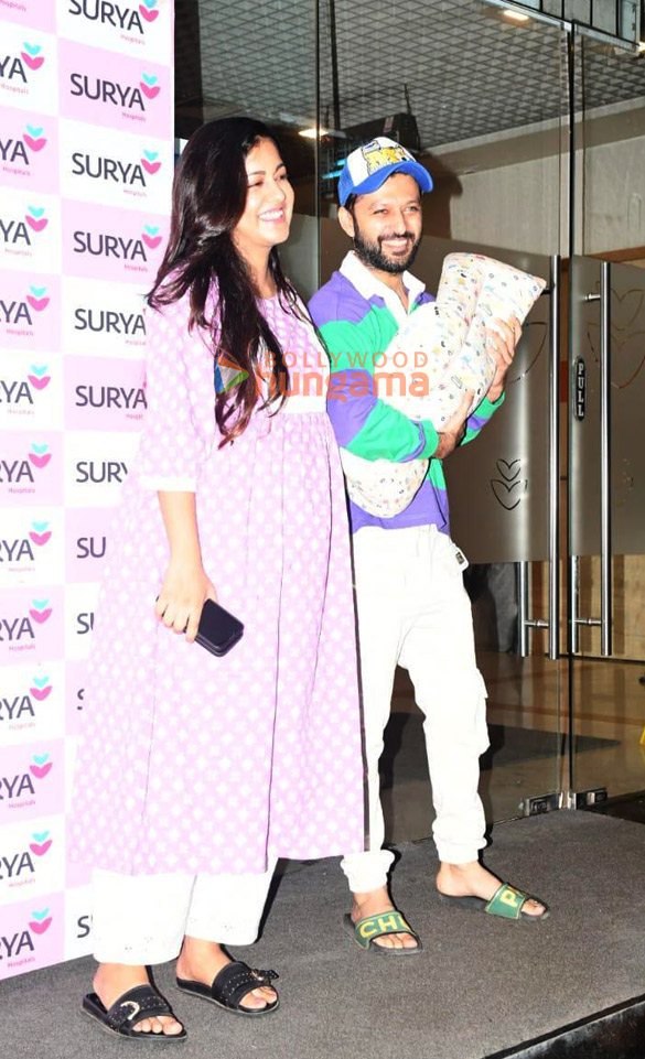 photos ishita dutta snapped with her husband vatsal sheth and their newborn baby boy at surya hospital in santacruz 3