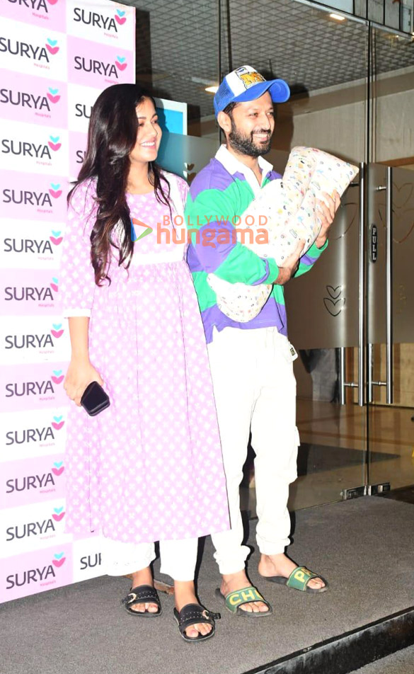 photos ishita dutta snapped with her husband vatsal sheth and their newborn baby boy at surya hospital in santacruz 4