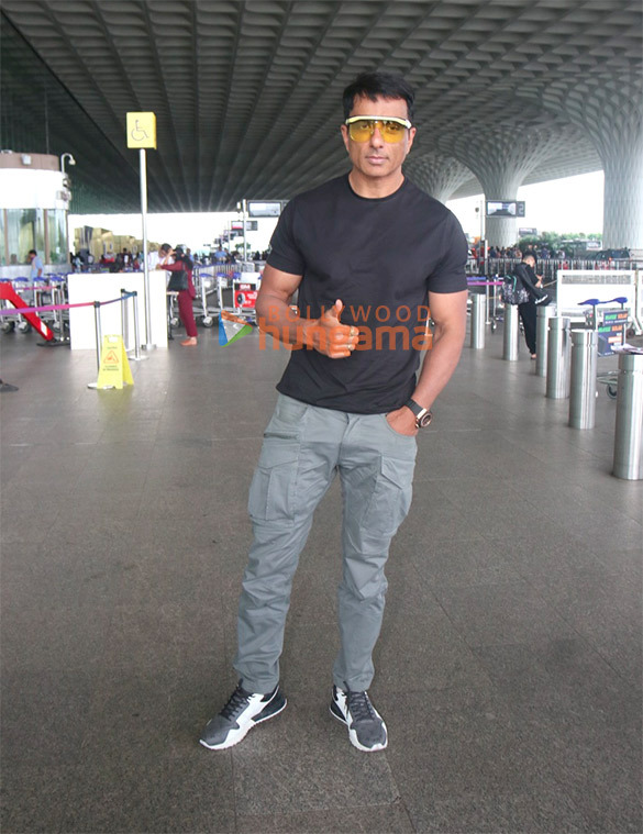 photos janhvi kapoor krystle dsouza rakhi sawant and others snapped at the airport 4