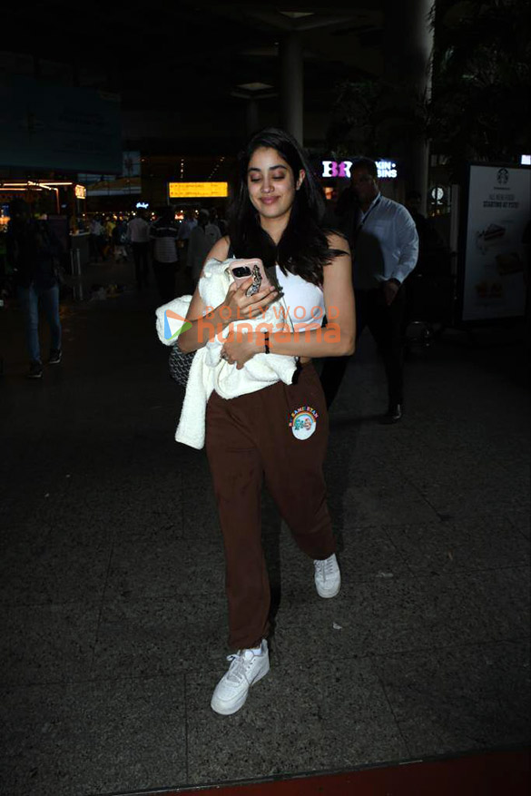 Photos: Janhvi Kapoor, Krystle D’Souza, Rakhi Sawant and others snapped at the airport Photos: Janhvi Kapoor, Krystle D’Souza, Rakhi Sawant and others snapped at the airport