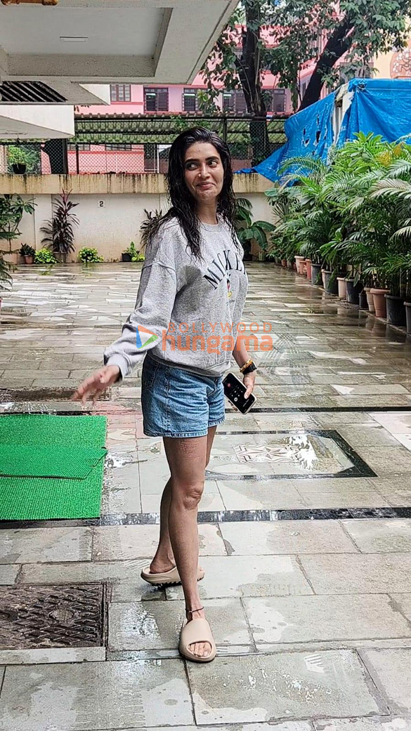 photos karishma tanna snapped in bandra 1 2