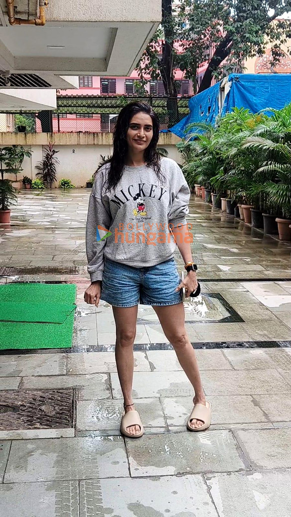 photos karishma tanna snapped in bandra 2 2