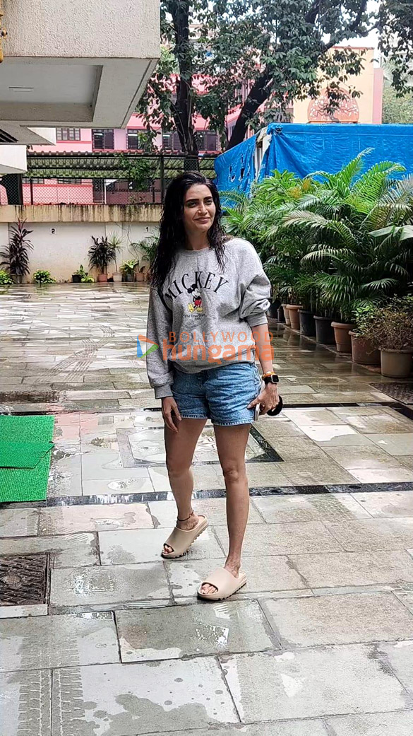 photos karishma tanna snapped in bandra 3 2