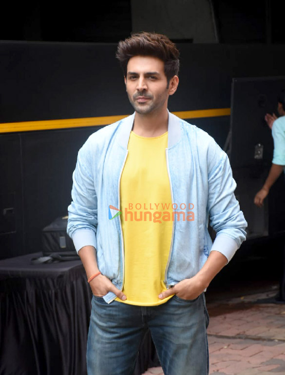 photos kartik aaryan snapped at a shoot location 1