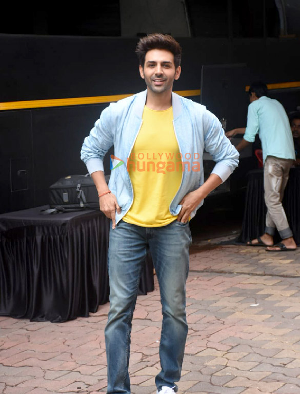 photos kartik aaryan snapped at a shoot location 3